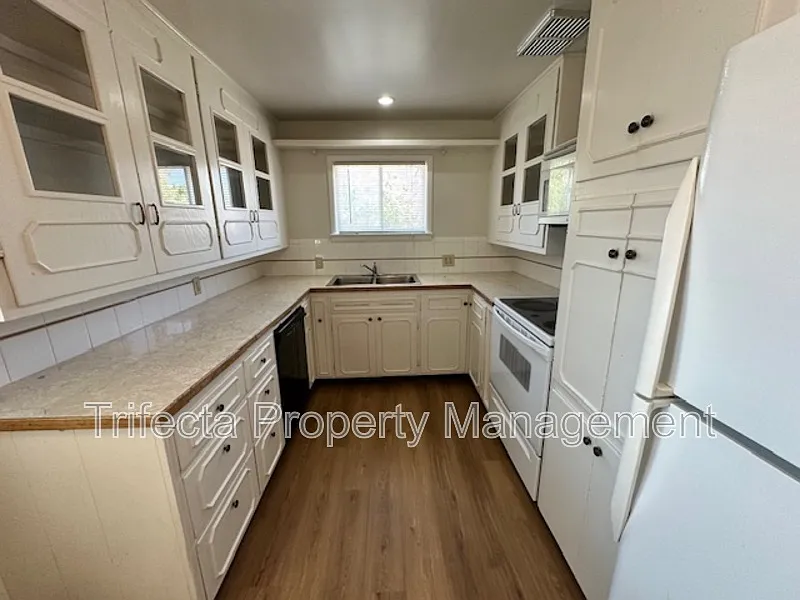 4 bed, 2.0 bath, 2200 sqft, $2,295 — Photo 3