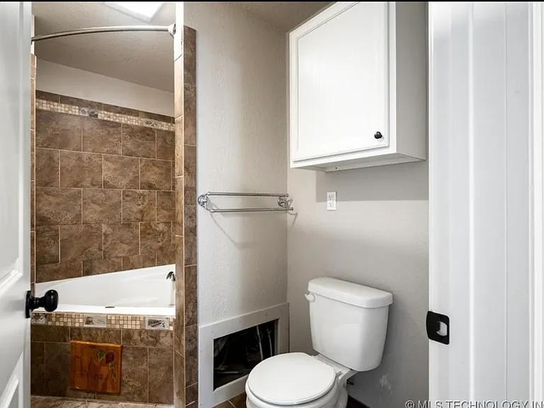 1225 W 5th St — Photo 10