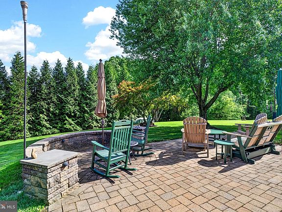 4th image of 1301 Beaumont Ct