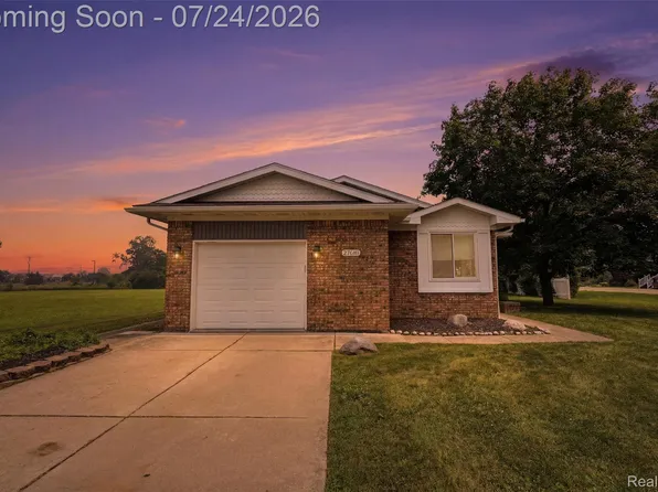 27031 Arsenal Rd, Flat Rock, MI 48134