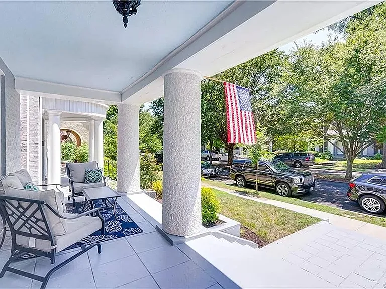 2414 Maplewood Ave — Photo 4