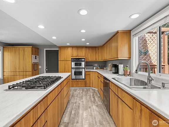 4th image of 1678 NE Sumner Drive