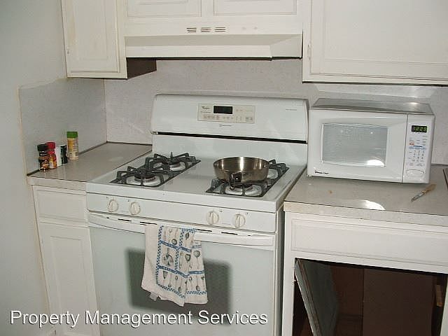 2nd image of 1600 1/2 S Main St
