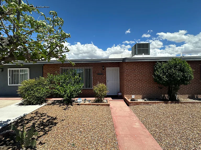 2202 N Los Altos Ave — Photo 5