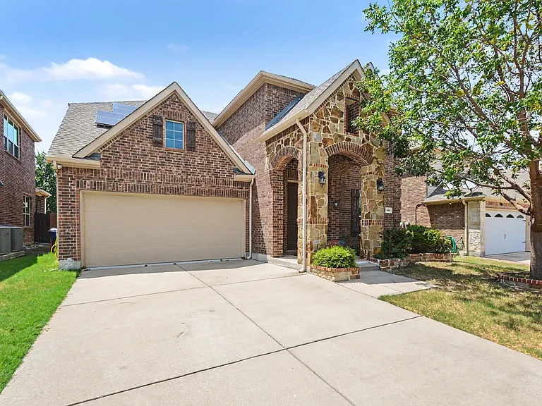 604 Darby Ln — Photo 4