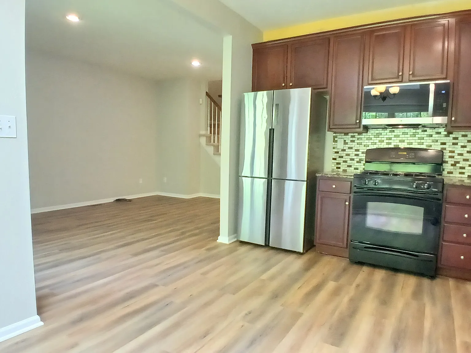 3 bed, 2184 sqft, $4,100 — Photo 2