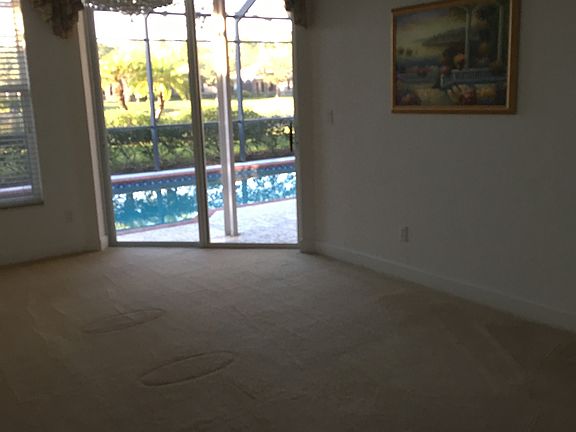 dinning room overlooks pool