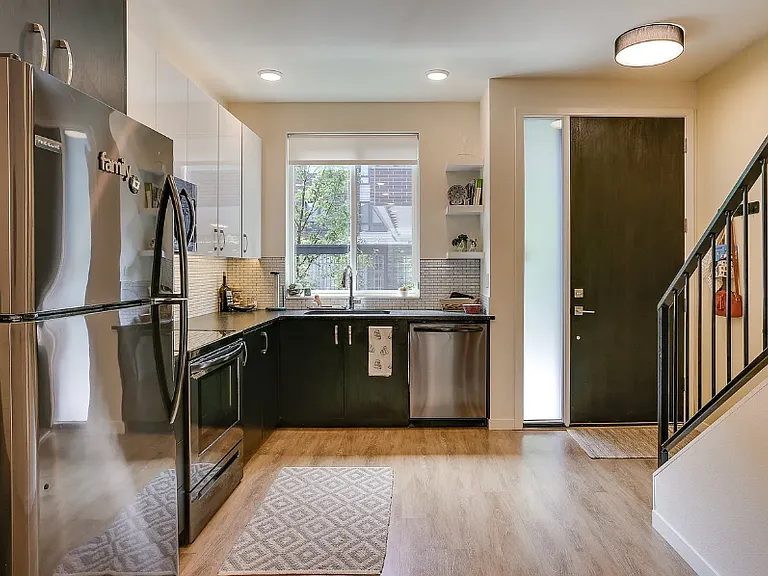 428 NE Ivy St — Photo 5