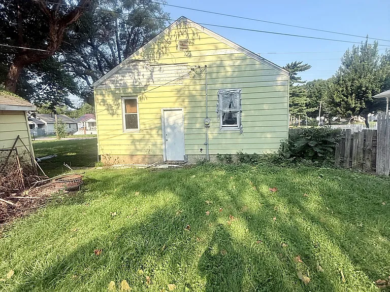 1746 N Woodford St — Photo 10