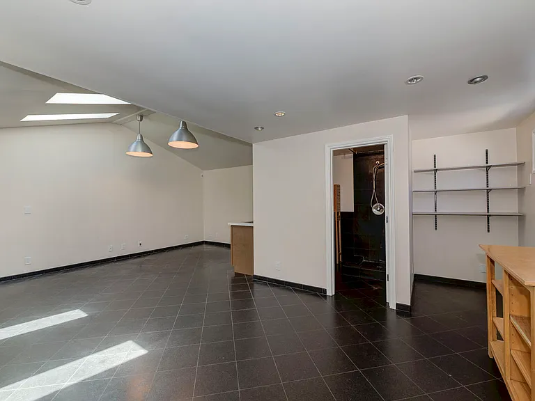 324 Flower St — Photo 35