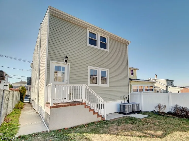 156 Crystal St — Photo 16