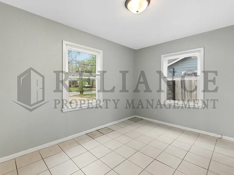 2106 S Madison Ave — Photo 13