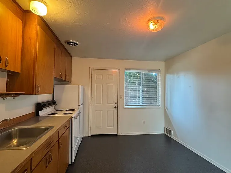 1100 N B St — Photo 3