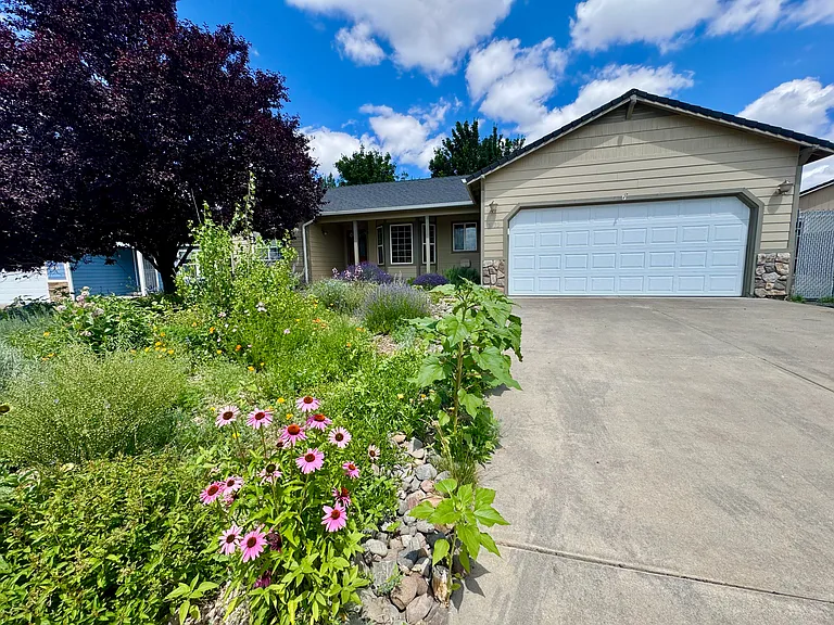 3232 Paramont St — Photo 2