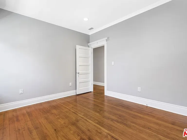 2230 W 30th St — Photo 25