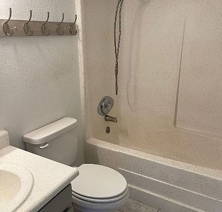 2018 Vinewood #6-Bathroom_01082025