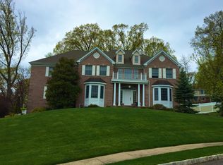 19 Hearthstone Dr, North Haledon, NJ 07508