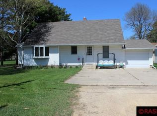 907 2nd St SW, Madelia, MN 56062