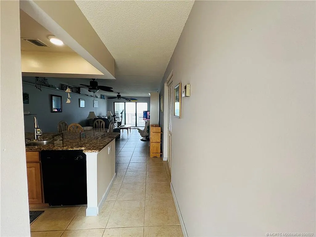 2 bed, 2.0 bath, 1053 sqft, $2,400 — Photo 4