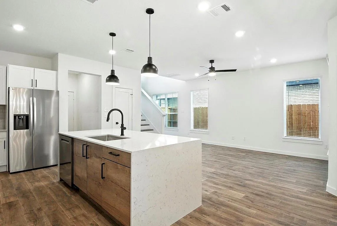 3 bed, 2.5 bath, 1401 sqft, $1,916 — Photo 4