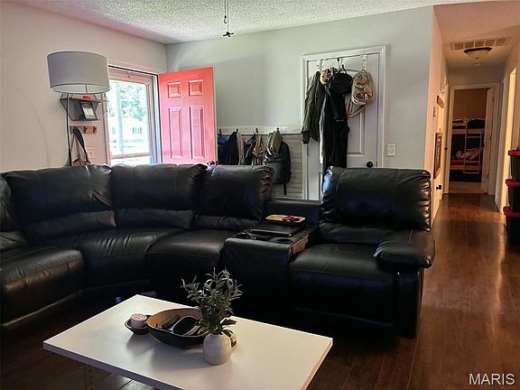 2nd image of 1000 Susan St