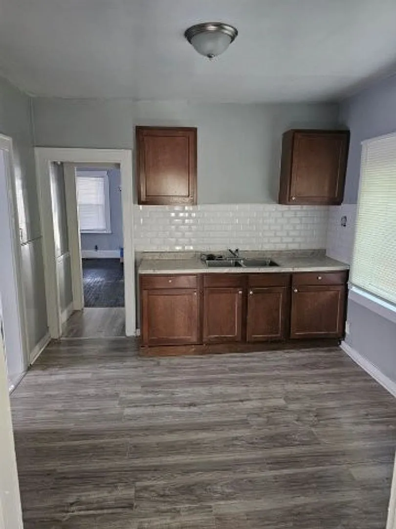 695 Algonquin St- 4 Bed & 1.5 Bath For Rent — Photo 3