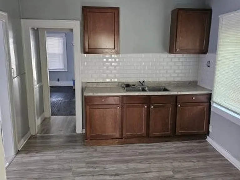695 Algonquin St — Photo 3