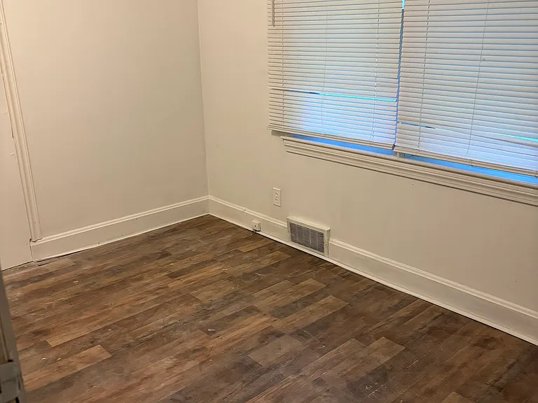 2111 E East Ln — Photo 12