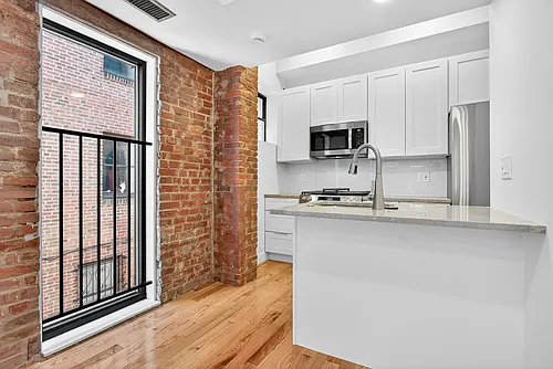 2213 Green St Photo 1