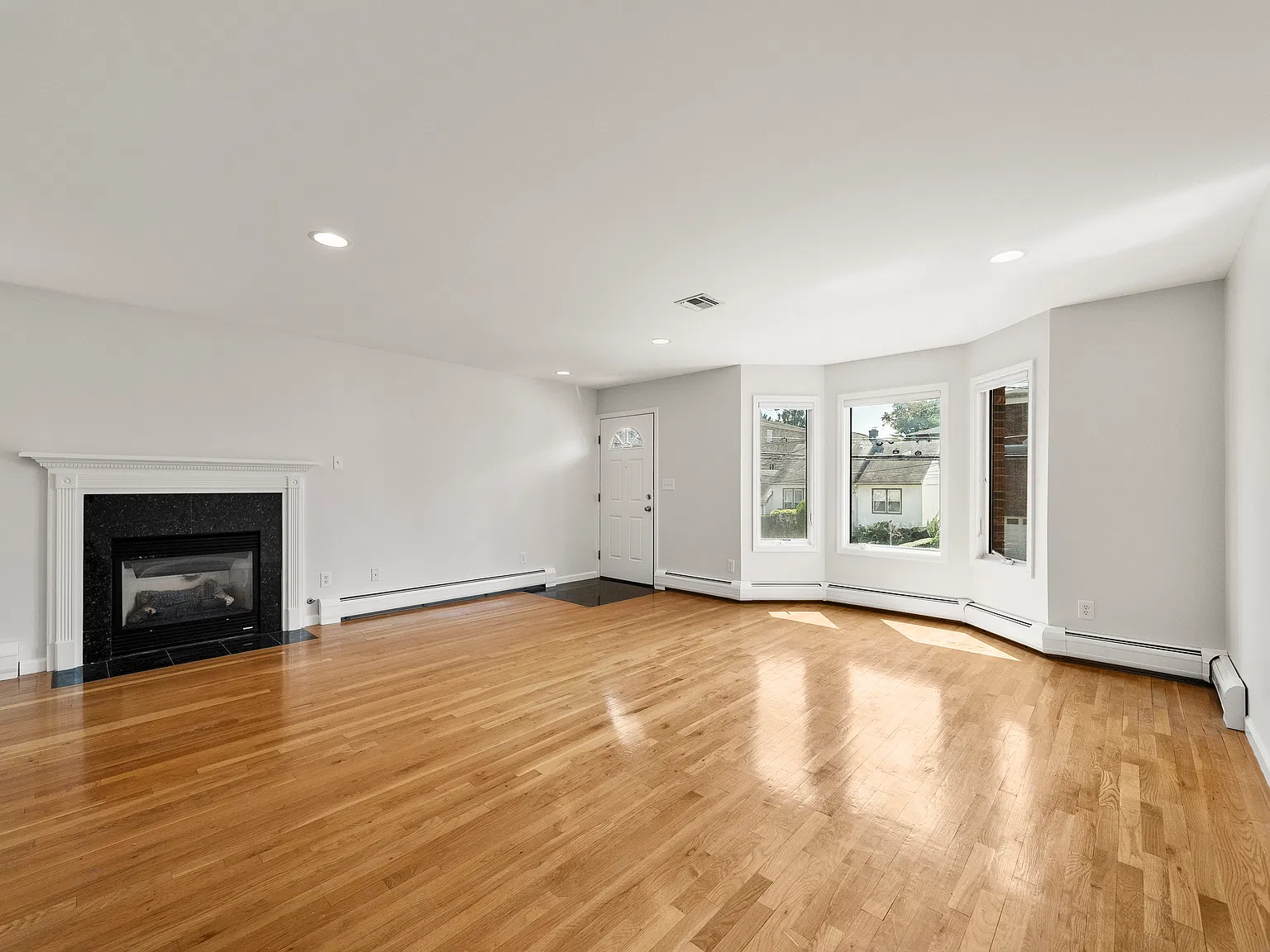 3 bed, 3.5 bath, 1924 sqft, $4,300 — Photo 3