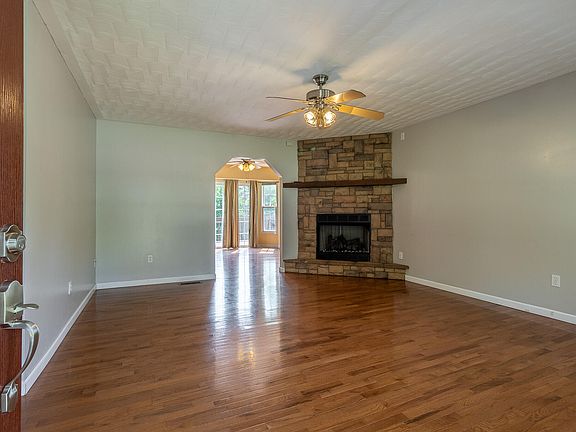 5th image of 302 Armstrong Dr