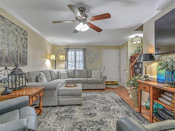 4th image of 574 Beaverview Dr
