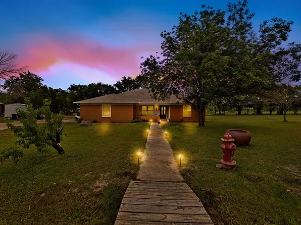 914 Glengarden St, Krum, TX 76249