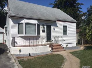 415 Ferndale Ct, Copiague, NY 11726