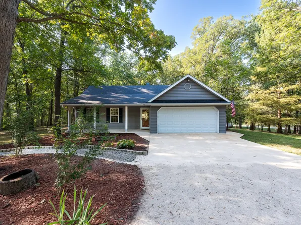 17180 N Crownview Dr, Centralia, MO 65240