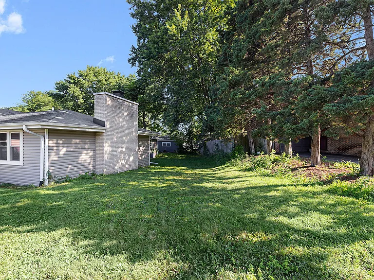 621 Hiawatha Dr — Photo 16