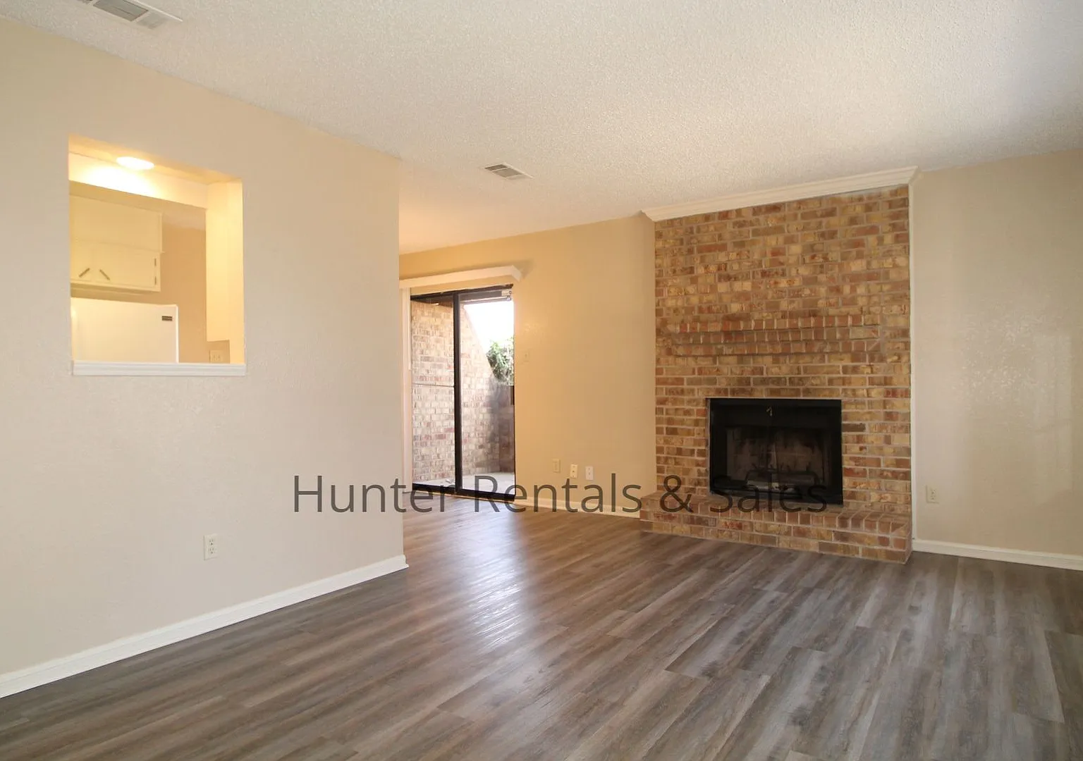 Updated 2-Bedroom Townhome with Modern Finishes in Prime Killeen Location — Photo 2
