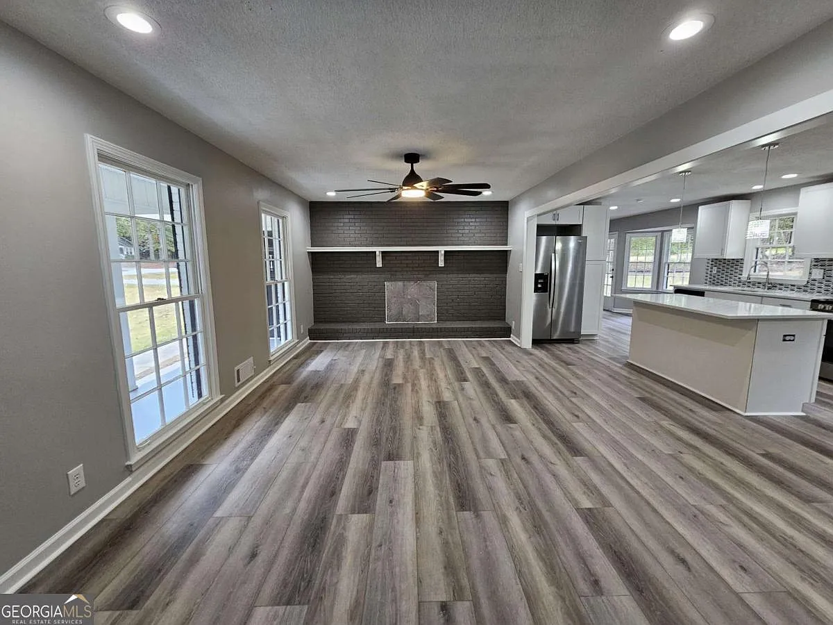 4 bed, 2.0 bath, 2355 sqft, $2,950 — Photo 2
