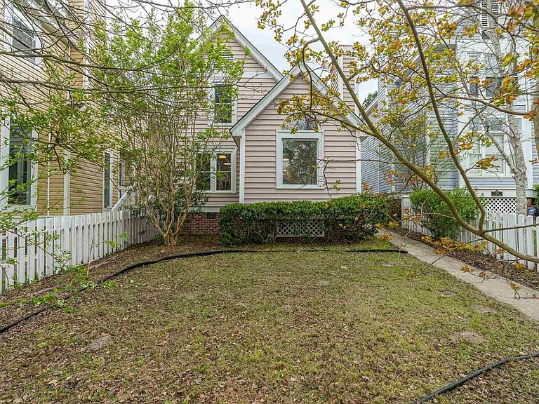 105 River Bluff Ct — Photo 2