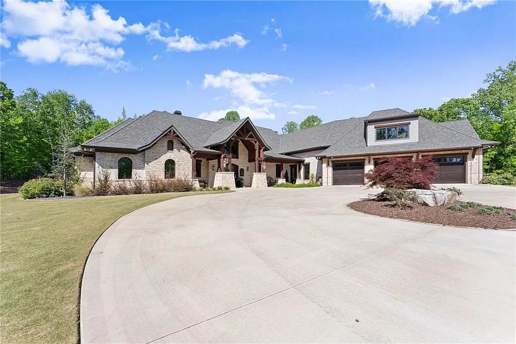 7 bed, 6.5 bath, 6302 sqft, $8,500 — Photo 3