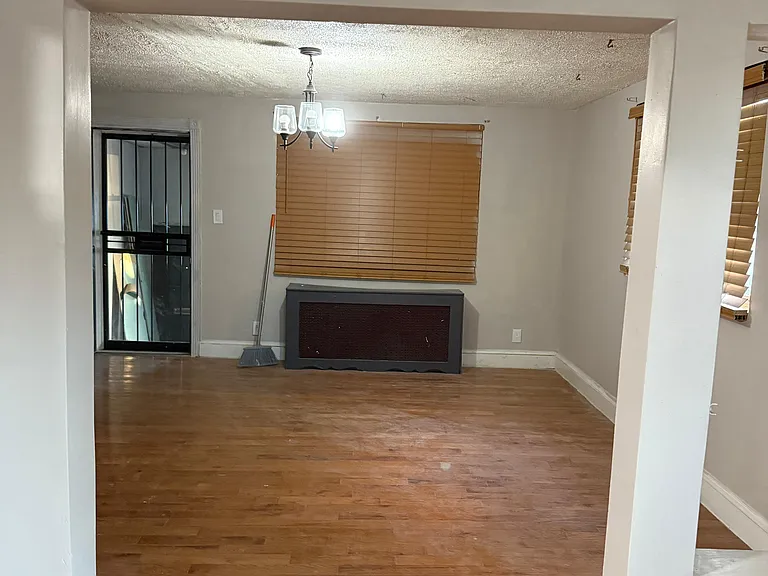 216 E 24th St #1 — Photo 17