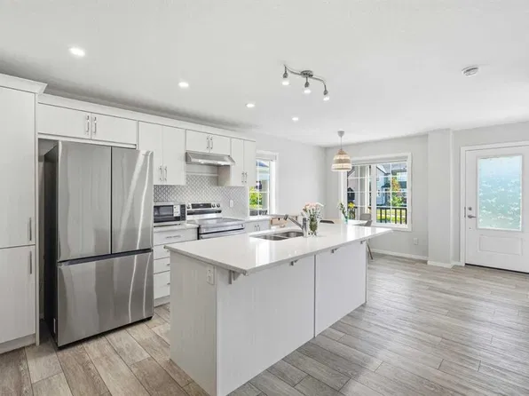 19691 E Sheriff King St SW, Calgary, AB T2X 4X5