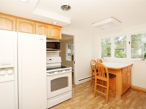 4th image of 26 Briarlee Dr