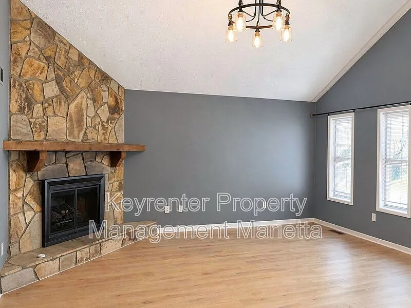3 bed, 2.0 bath, 1384 sqft, $2,050 — Photo 3