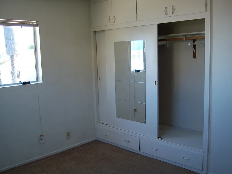 230 W 10th St — Photo 3
