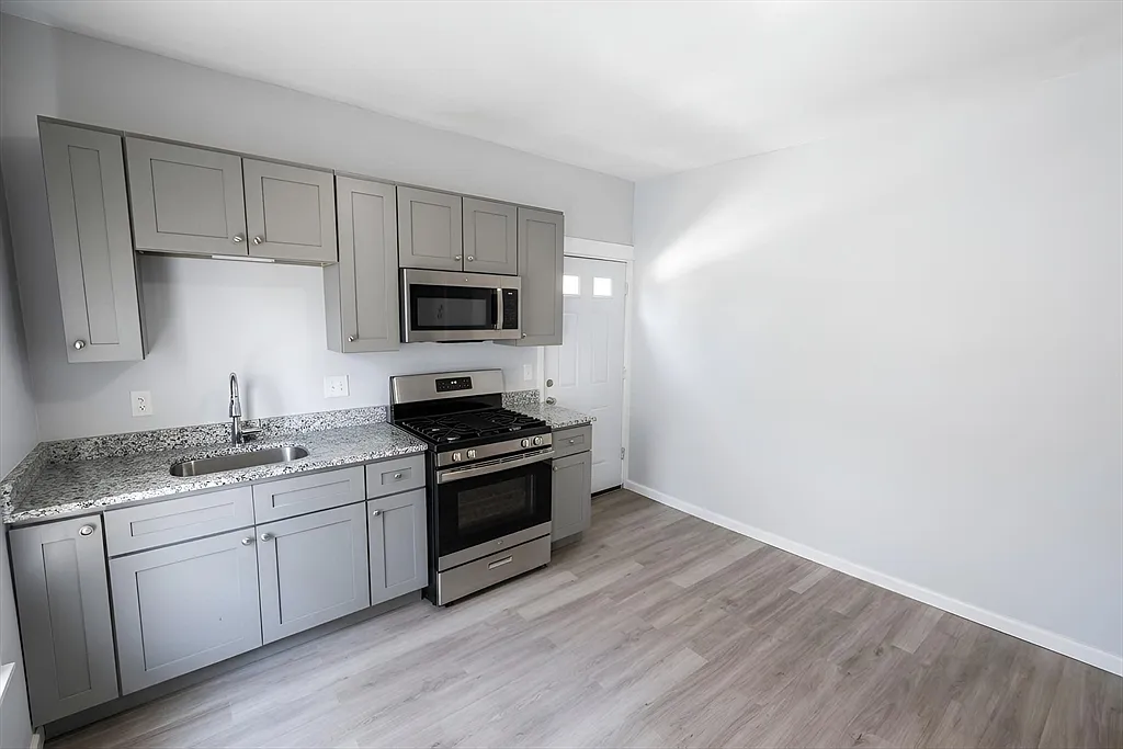5 bed, 1.0 bath, 1500 sqft, $3,700 — Photo 3
