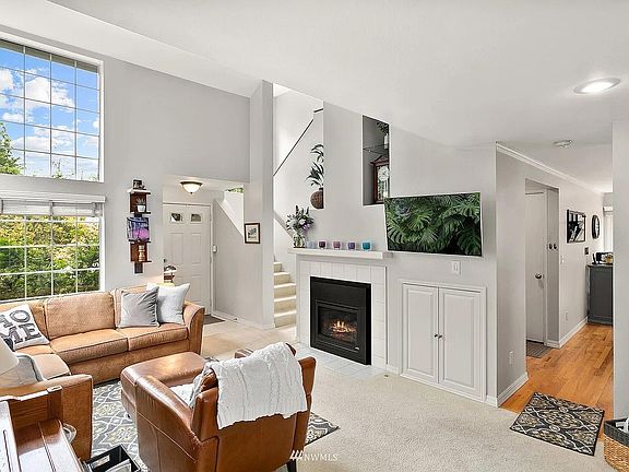 Living room w gas fireplace and vaulted ceilings