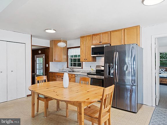 3rd image of 857 Broadfield Dr