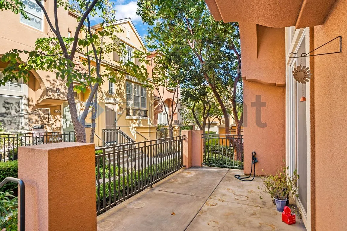3 bed, 2.5 bath, 1700 sqft, $4,985 — Photo 3