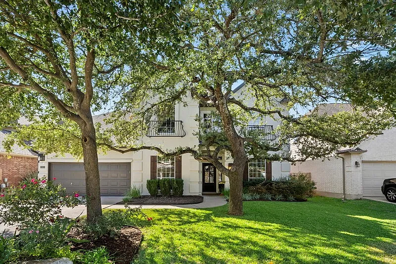 5 bed, 4.0 bath, 4117 sqft, $4,999 — Photo 2